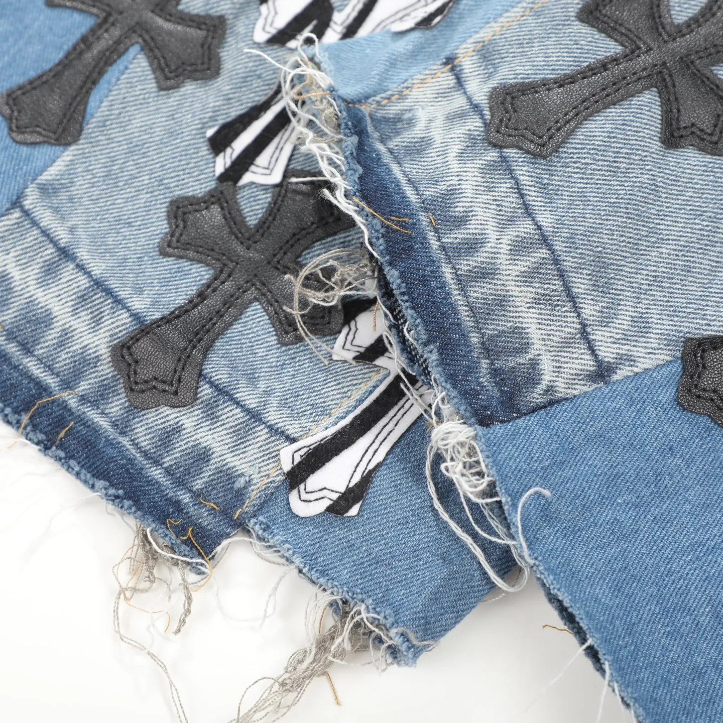 P280 CH Chromehearts zebra black and white cross patch patchwork jeans, priced at 34W level, patchwork cross pattern embellishment, washed jeans! ! An absolutely high-end luxury product, a 1.9W-level god-level single product, a super popular product, made by top heavy industry, a magic weapon that cannot be missed! [About Zangyin] This is an extremely luxurious fashion brand that can also be called the aristocracy of the high street. It has always been an exclusive brand for some hipsters or rich second generations. Compared with ordinary high streets, it is more luxurious and noble. Compared with luxury brands, it is more fashionable and individual. It has always been a brand that I have a special liking for. [Top heavy industry fashion design] Consistently high-street luxury style. Speaking of this style, the Zangyin family and GU family are definitely the leading representative brands. Especially the Zangyin family has really achieved a state-of-the-art effect in creating high-street style. The unique washed material is used to create this style. The color system is already quite eye-catching. After it is decorated with patchwork cross flowers, it cleverly highlights the charm of the brand. Secondly, this style uses classic The high-waist cutting design highlights the long legs and fashionable temperament of the upper body. The brand is highly recognizable and the slim fit configuration is more suitable for daily wear. It is a product that interprets personality, fashion, and specifications at a glance. This single product is enough to make any fan excited. It can be a white T-shirt for a youthful college style, or a tight suspender for a royal style. It has strong matching ability and can be easily controlled by men.  [Materials and craftsmanship] Needless to say, this point goes without saying. As an excellent craftsman brand, Zangyin’s requirements for details and craftsmanship are really perfect. The washed color of this model has gone through so many processes, not to mention the embellishment of denim appliques. It is also purely hand-made and sewn. Just like what they believe in, only hand-made things have soul and have the meaning of wear. A top-notch heavy-duty fashionable denim item, I look forward to your perfect interpretation! !  Color: blue Size: 28-36